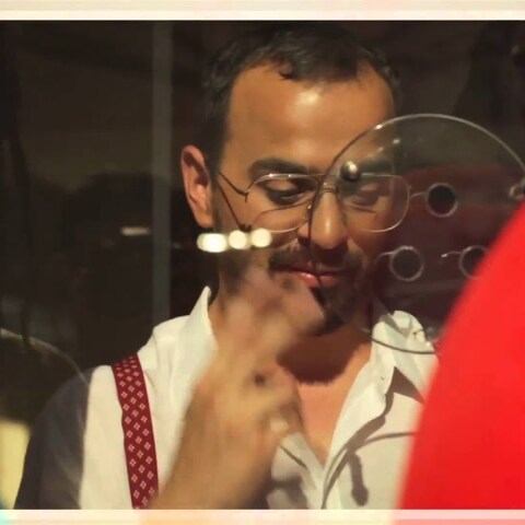 O Monsieur Minimal μοιράζεται το νέο του τραγούδι «Release Me» και μαζί ένα μήνυμα για τη ζωή στο σπίτι