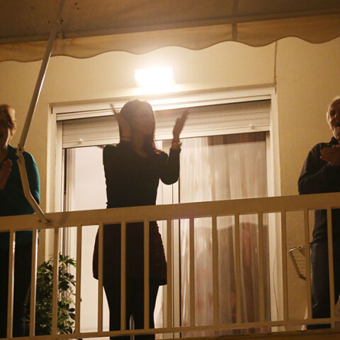 Χειροκρότημα για τον κορωνοϊό