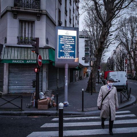 Μόνο με ειδική άδεια η έξοδος από το σπίτι στη Γαλλία λόγω κορωνοϊού