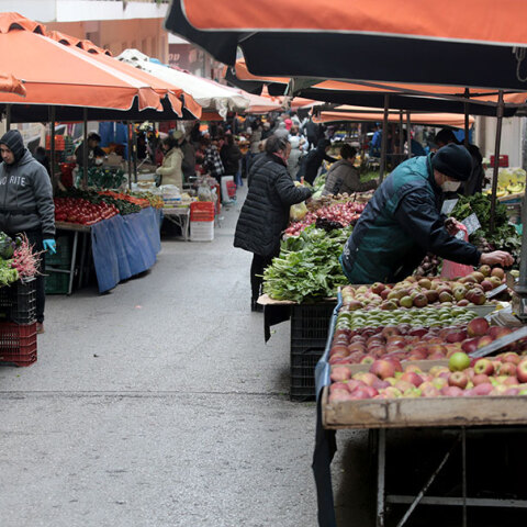 Με μάσκες και γάντια στις λαϊκές αγορές λόγω κορωνοϊού