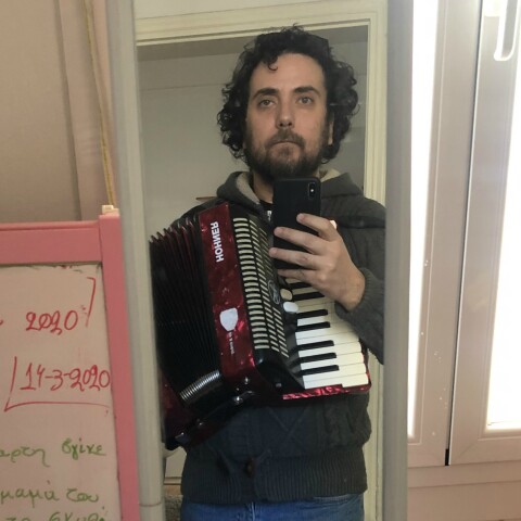 Ο Στάθης Δρογώσης στο σπίτι του