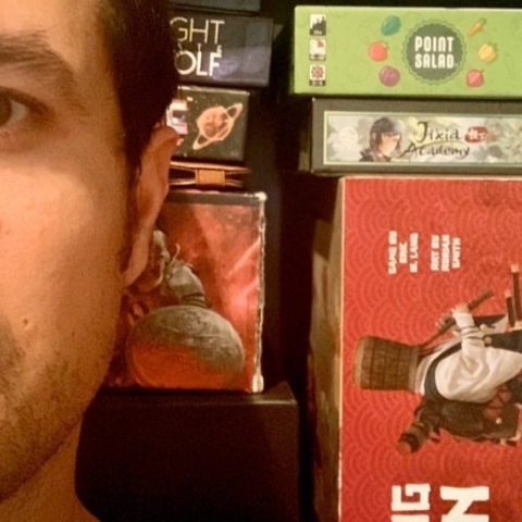 Ο Ορφέας Αυγουστίδης μπροστά από τα επιτραπέζια που μας προτείνει για όσο Μένουμε Σπίτι