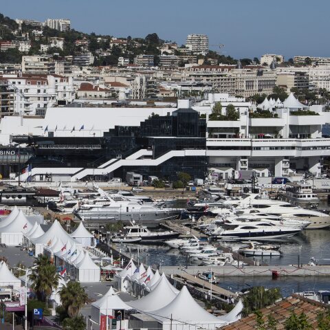 Κάννες: Κλείνουν πεντάστερα και διαθέτουν το χώρο τους στις αρχές υγείας