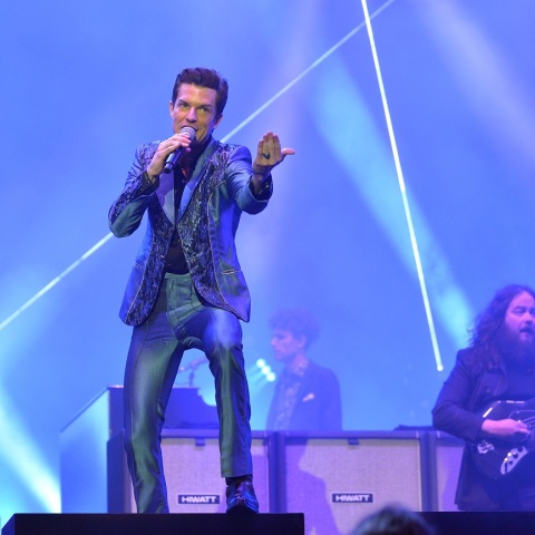 Ο τραγουδιστής Brandon Flowers του συγκροτήματος The Killers σε συναυλία