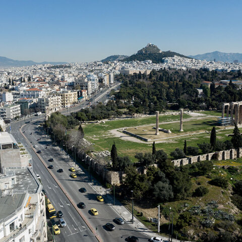 Εναέρια άποψη της Αθήνας. Διακρίνονται η λεωφόρος Αμαλίας, οι Στύλοι του Ολυμπίου Διός και ο Λυκαβηττός 