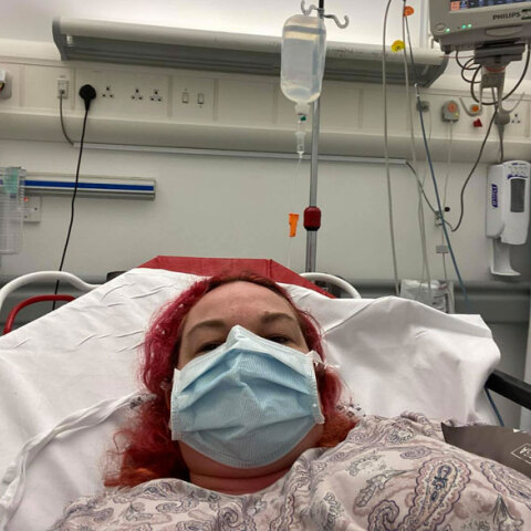 Ασθενής με κορωνοϊό στη Μεγάλη Βρετανία συγκλονίζει για τα όσα πέρασε τα πρώτα κρίσιμα 24ωρα