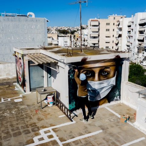 Ο 16ΧΡΟΝΟΣ S.F. ΖΩΓΡΑΦΙΖΕΙ ΓΚΡΑΦΙΤΙ ΜΕ ΘΕΜΑ ΕΜΠΝΕΥΣΜΕΝΟ ΑΠΟ ΤΗΝ ΠΡΟΣΤΑΣΙΑ ΑΠΟ ΤΟΝ ΚΟΡΩΝΟΙΟ ΣΕ ΤΑΡΑΤΣΑ ΤΗΣ ΟΔΟΥ ΒΟΥΛΙΑΓΜΕΝΗΣ