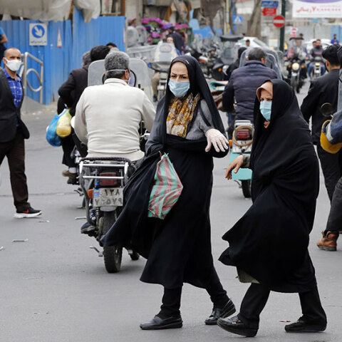 Το Ιράν μετρά περισσότερους από 1.100 νεκρούς, ωστόσο μια γιαγιά 103 ετών με κορωνοϊό έγινε καλά