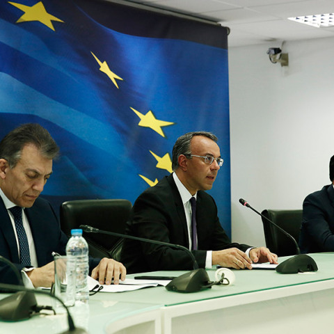 Οι υπουργοί Οικονομικών Χρήστος Σταϊκούρας,  Ανάπτυξης και Επενδύσεων Άδωνις Γεωργιάδης και Εργασίας και Κοινωνικών Υποθέσεων Γιάννης Βρούτσης για κορωνοϊό 