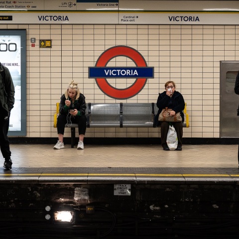 Τέσσερις άνθρωποι περιμένουν στο σταθμό Victoria του μετρό του Λονδίνου