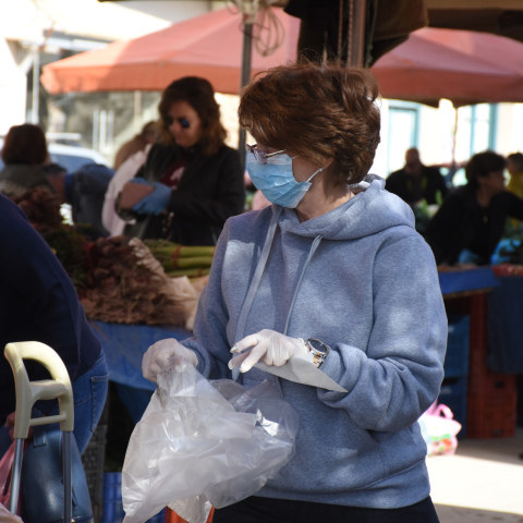 Δεν τηρούνται τα μέτρα πρόληψης στις λαϊκές 
