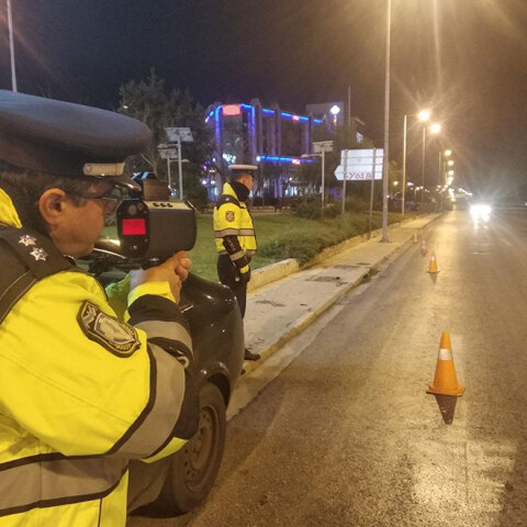 Ο κορωνοϊός δεν αποτρέπει τους Έλληνες οδηγούς να τρέχουν και να πίνουν