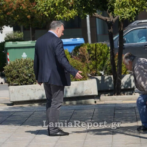 Ο δήμαρχος Λαμίας «κυνηγά» τους απείθαρχους του κορωνοϊού στις πλατείες της πόλης