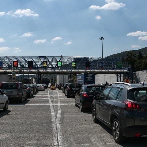 Κορωνοϊός: Ουρές στα διόδια της Ελευσίνας