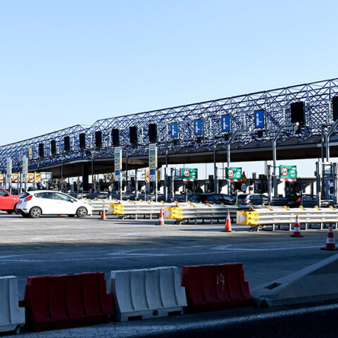 Aυξημένη κίνηση στα διόδια, καθώς οι εκδρομείς του κορωνοϊού πήραν τα βουνά και τα λαγκάδια/© EUROKINISSI/ΑΝΤΩΝΗΣ ΝΙΚΟΛΟΠΟΥΛΟΣ