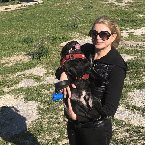 Η Χριστίνα Πολίτη με το σκύλο της, Τόνι, στη Διονυσίου Αεροπαγίτου