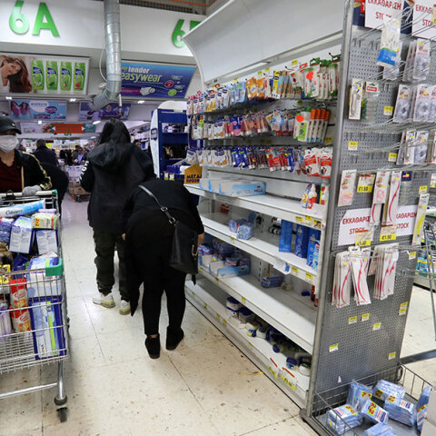 Κορωνοϊός: Άδεια ράφια στα σούπερ μάρκετ της Λευκωσίας - Νέα κρούσματα κορωνοϊού