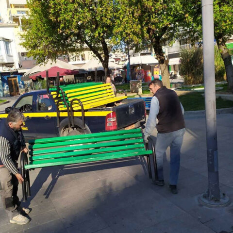 Ο Δήμος Κατερίνης απομακρύνει τα παγκάκια από τις πλατείες για να μην κάθονται οι «απείθαρχοι» του κορωνοϊού