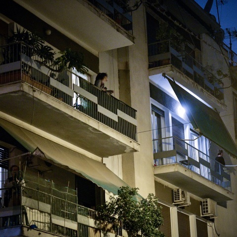 ΧΕΙΡΟΚΡΟΤΗΜΑΤΑ ΑΠΟ ΤΟΥΣ ΠΟΛΙΤΕΣ ΣΤΑ ΜΠΑΛΚΟΝΙΑ ΓΙΑ ΤΟΥΣ ΑΝΘΡΩΠΟΥΣ ΤΟΥ ΣΥΣΤΗΜΑΤΟΣ ΥΓΕΙΑΣ