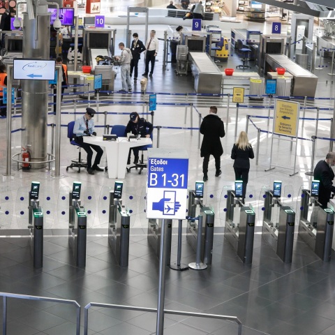 Με δάκρυα στα μάτια επαναπατρίστηκαν 400 Έλληνες από το Λονδίνο, λίγο πριν απαγορευθούν οι πτήσεις, συναγερμός στο «Ελ. Βενιζέλος» προκειμένου να ελεγχθούν.