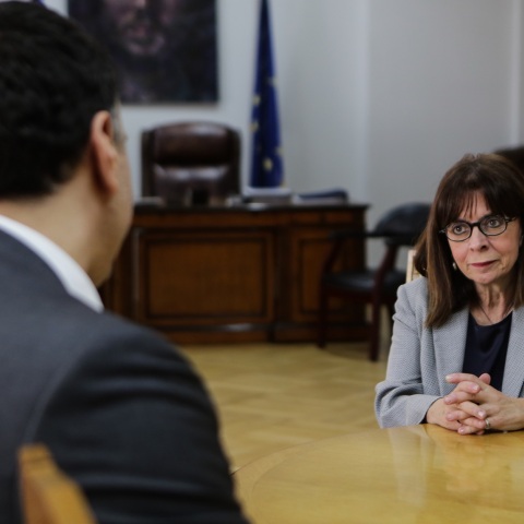 Η Πρόεδρος της Δημοκρατίας Κατερίνα Σακελλαροπούλου μετέβη σήμερα το πρωί στο υπουργείο Υγείας και συναντήθηκε με τον υπουργό Βασίλη Κικίλια.