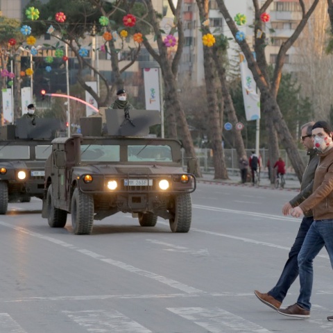 Καθεστώς στρατιωτικού νόμου για 40 ώρες επιβλήθηκε σήμερα στην Αλβανία, καθώς τα έως τώρα μέτρα για την καταπολέμηση της εξάπλωσης του κορωνοϊού αγνοήθηκαν από τους πολίτες της χώρας