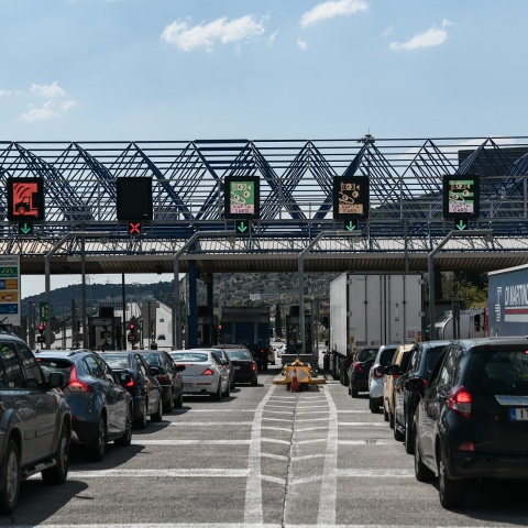 Αρκετοί ήταν όσοι αγνόησαν τις εκκλήσεις «να μείνουμε σπίτι» λόγω κορωνοϊού, καθώς  η έξοδος των κατοίκων της Αθήνας και της Θεσσαλονίκης ήταν αυξημένη το Σαββατοκύριακο