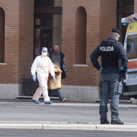 Αυξήθηκε κατά 793 o αριθμός των θυμάτων του κορωνοϊού το Σάββατο στην Ιταλία, οι νεκροί φτάνουν πλέον συνολικά στους 4.825