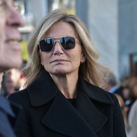 Να βγουν στα μπαλκόνια και να χειροκροτήσουν όσους εργάζονται για την πανδημία του κορωνοϊού προτρέπει με μήνυμά της στο Twitter η Μαρέβα Μητσοτάκη