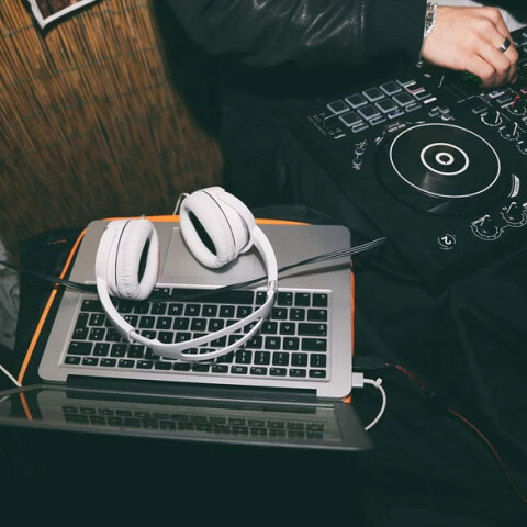 Έφεραν το 100 σε Dj που έπαιζε μουσική στο μπαλκόνι του σπιτιού του