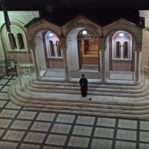 Συγκινητικές στιγμές στη Μενεμένη Θεσσαλονίκης, όπου ο ιερέας έψαλε «τη Υπερμάχω» με τους πιστούς να συμμετέχουν από τα μπαλκόνια