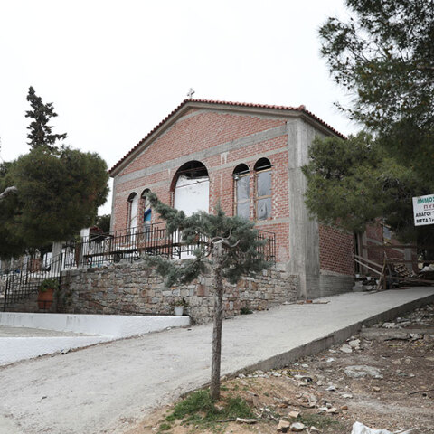 Κορωνοϊός: Το εκκλησάκι του Προφήτη Ηλία στην Ηλιούπολη, όπου ιερέας κλείστηκε με πιστούς για να τελέσει λειτουργία