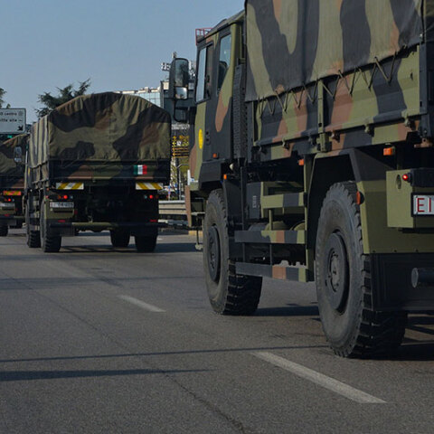 Στην Ιταλία οι περισσότεροι νεκροί από κορωνοϊό - Ο στρατός απομακρύνει πτώματα από τα γεμάτα νεκροτομεία των νοσοκομείων