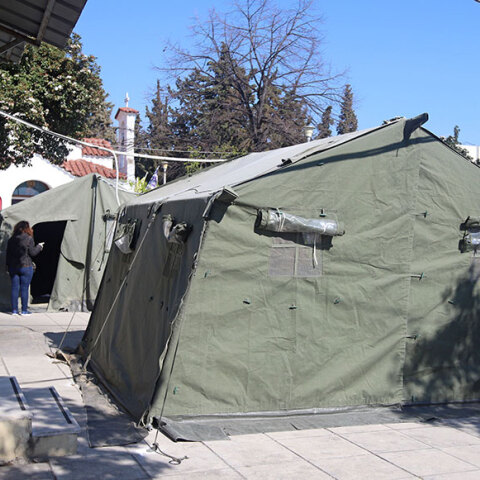 Στρατιωτική σκηνή στον προαύλιο χώρο του νοσοκομείου «Άγιος Παύλος» της Θεσσαλονίκης