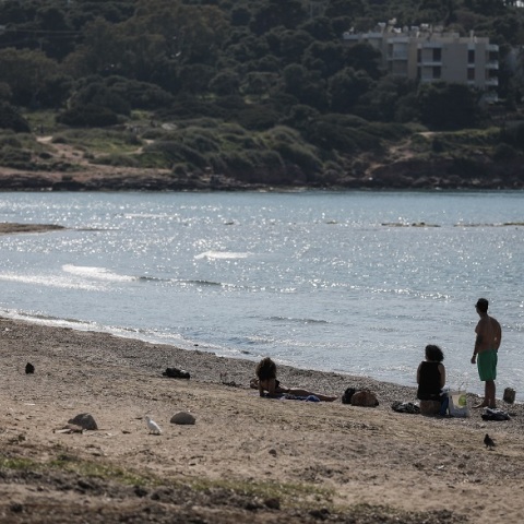 Η δημοτική αρχή έκλεισε τις παραλίες Βάρκιζας και Καβουρίου