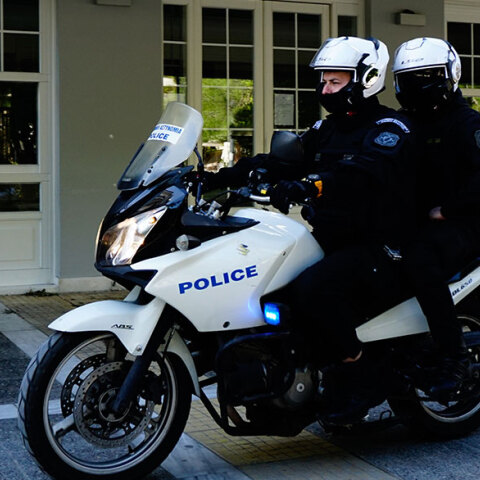 Αστυνομικοί με μάσκες