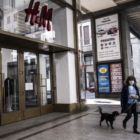 Γυναίκα με μάσκα έξω από κατάστημα H&M στην Ιταλία