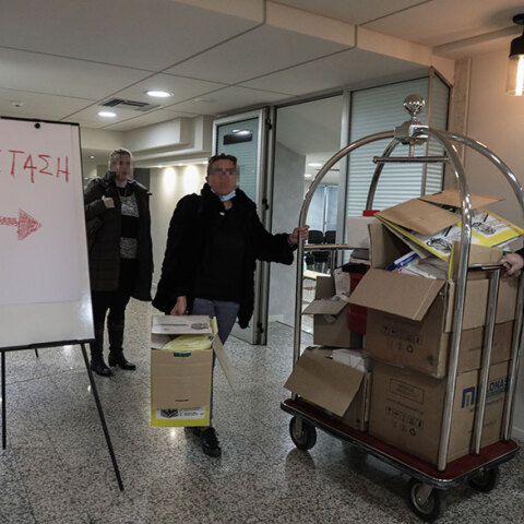 ΣΕ ΚΑΡΑΝΤΙΝΑ ΣΕ ΞΕΝΟΔΟΧΕΙΟ ΤΗΣ ΑΘΗΝΑΣ ΕΛΛΗΝΕΣ ΠΟΥ ΕΠΕΣΤΡΕΨΑΝ ΑΠΟ ΤΗΝ ΙΣΠΑΝΙΑ 