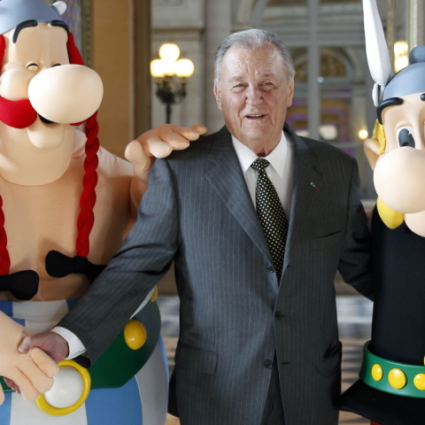 Ο Αλμπέρ Ουντερζό, ανάμεσα στον Αστερίξ (δεξιά) και Οβελίξ (αριστερά) 