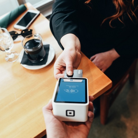 Γυναίκα πληρώνει με πιστωτική κάρτα