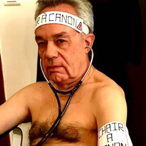 Ο γιατρός Αλάν Κολομπιέ πόζαρε γυμνός για να καταγγείλει την τύχη των επαγγελματιών υγείας απέναντι στον κορωνοϊό