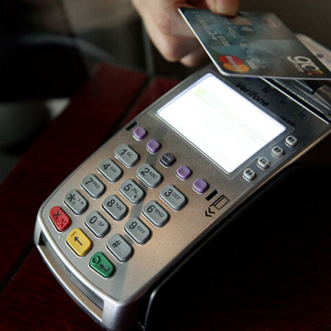 Aνέπαφες συναλλαγές με κάρτες