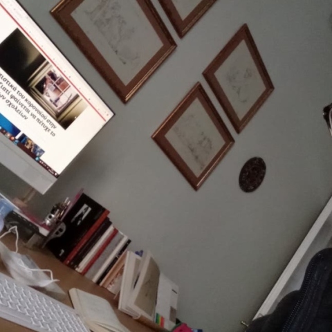 #menoumespiti με την Athens Voice: Ο συγγραφέας Κώστας Ακρίβος περιγράφει μία μέρα στο σπίτι, εν μέσω πανδημίας κορωνοϊού.