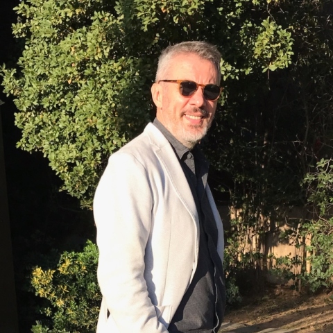 #menoumespiti με την Athens Voice: Ο συγγραφέας Δημήτρης Στεφανάκης περιγράφει μία μέρα στο σπίτι, εν μέσω πανδημίας κορωνοϊού.