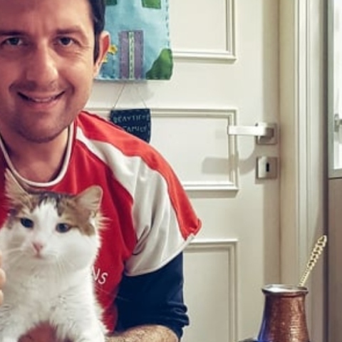 Ο Μιχάλης Οικονόμου σπίτι του με την γάτα του, ψήνει καφέ 