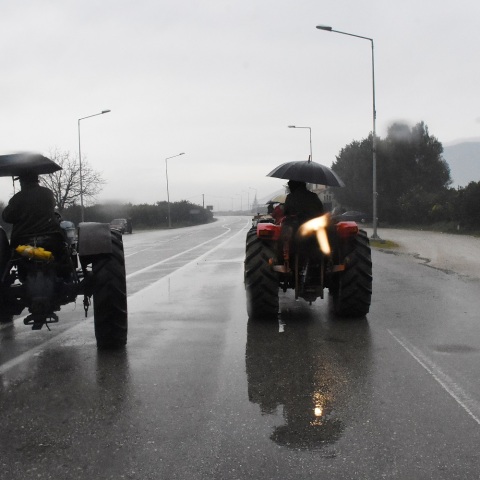 Αγρότες με τρακτέρ