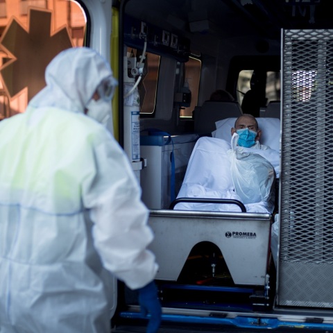 Κορωνοϊός: Με πέτρες και ύβρεις προσπάθησαν να εμποδίσουν την άφιξη ασθενοφόρων νέοι στην Ισπανία