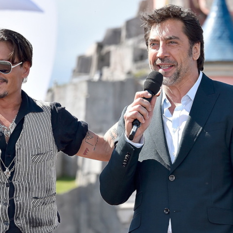 Ο Χαβιέρ Μπαρδέμ στέκεται στο πλευρό του Τζόνι Ντεπ