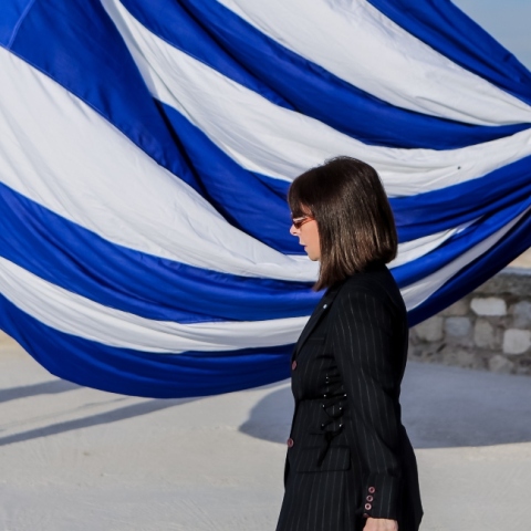 Η Πρόεδρος της Δημοκρατίας στην τελετή έπαρσης της σημαίας στην Ακρόπολη 
