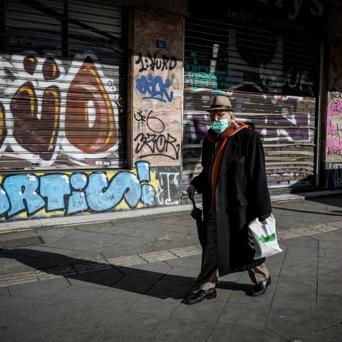 Όποιος νοσεί από κορωνοϊό δεν πρέπει να ντρέπεται ούτε να έχει ενοχές, τονίζει ο ομότιμος καθηγητής πνευμονολογίας ΕΚΠΑ Δημοσθένης Μπούρος